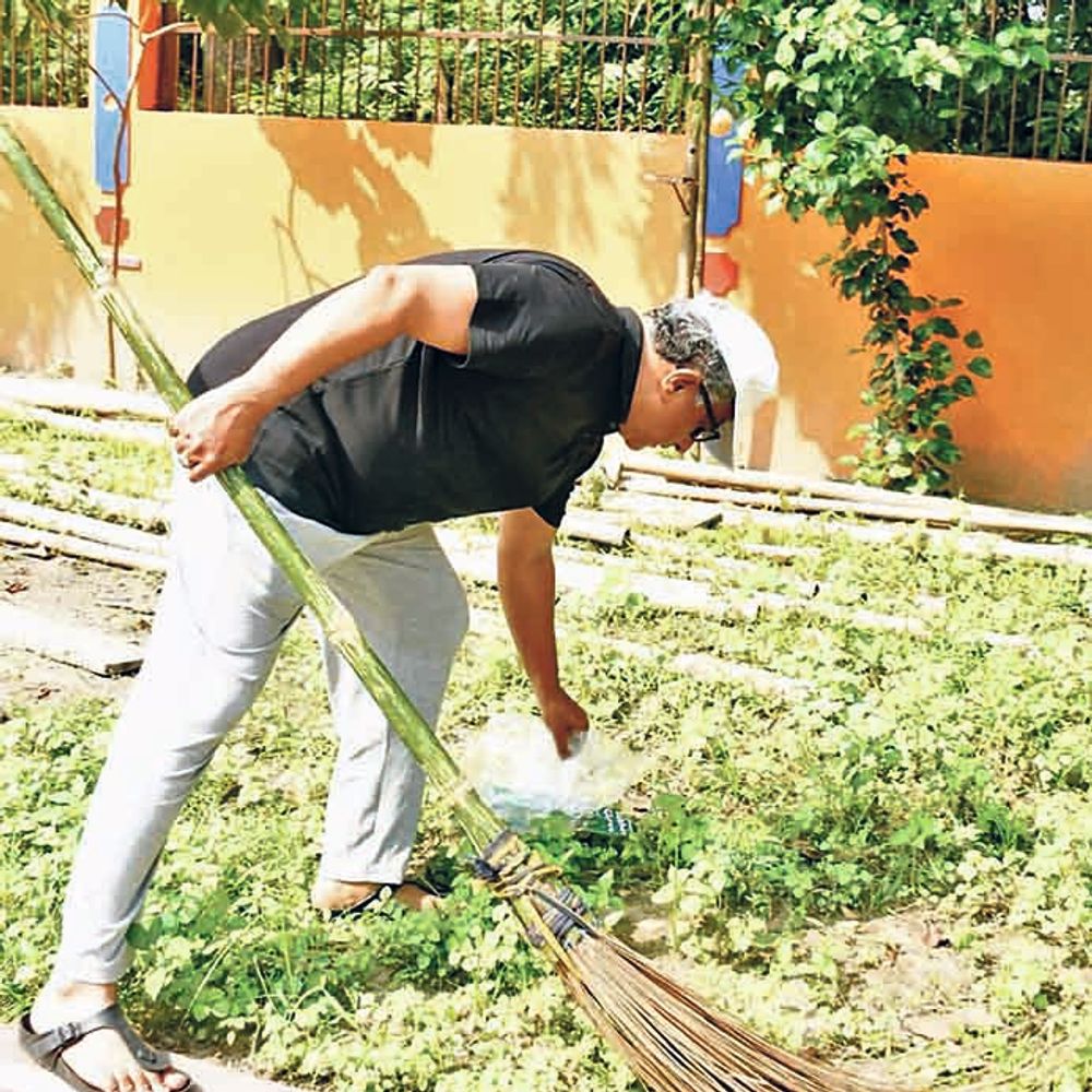 चामुंडा स्थान में झाड़ू लगा कर मंत्री ने दिया स्वच्छता का संदेश