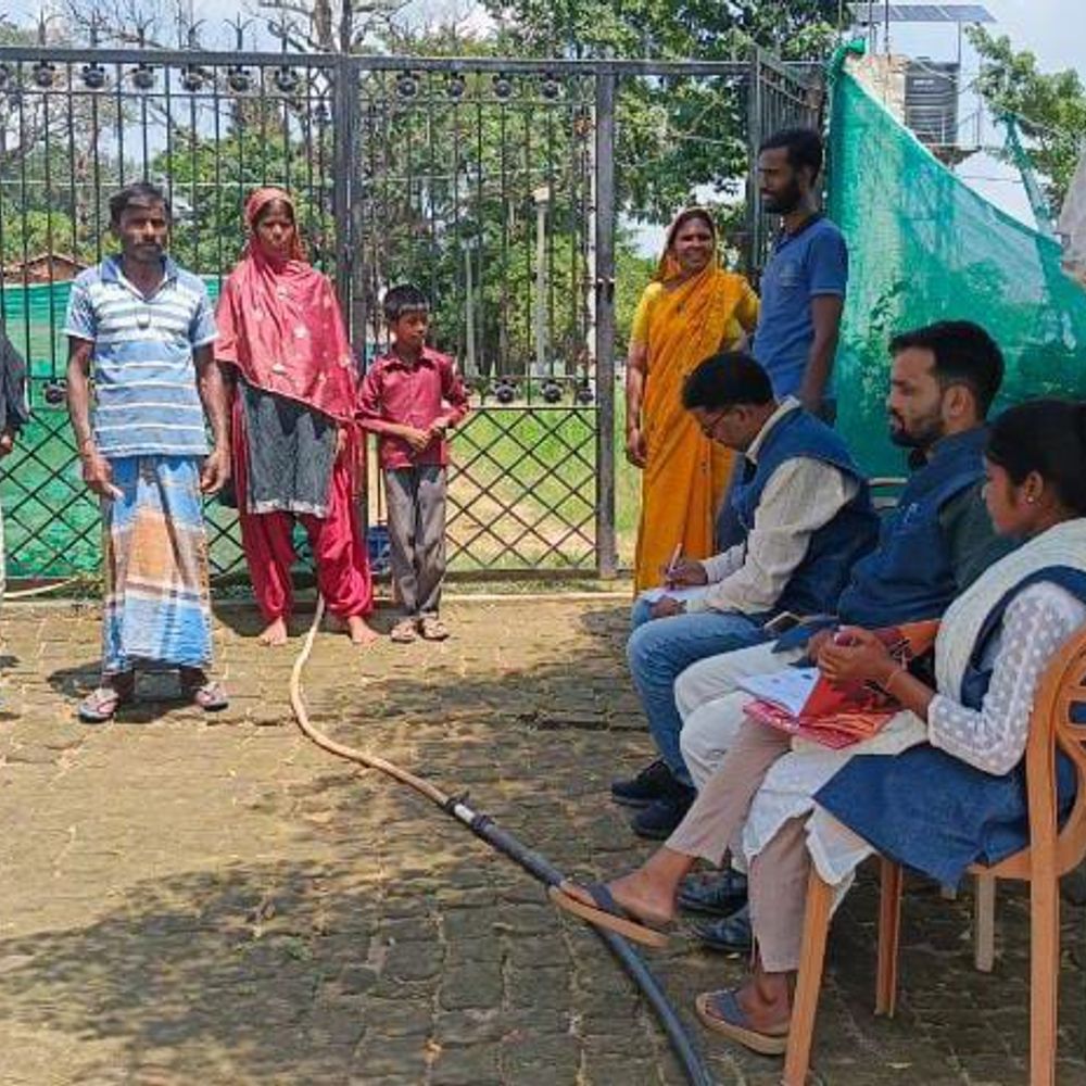 घर-घर पहुंचकर ग्रामीणों को दी कानूनी अधिकारों और योजनाओं की जानकारी
