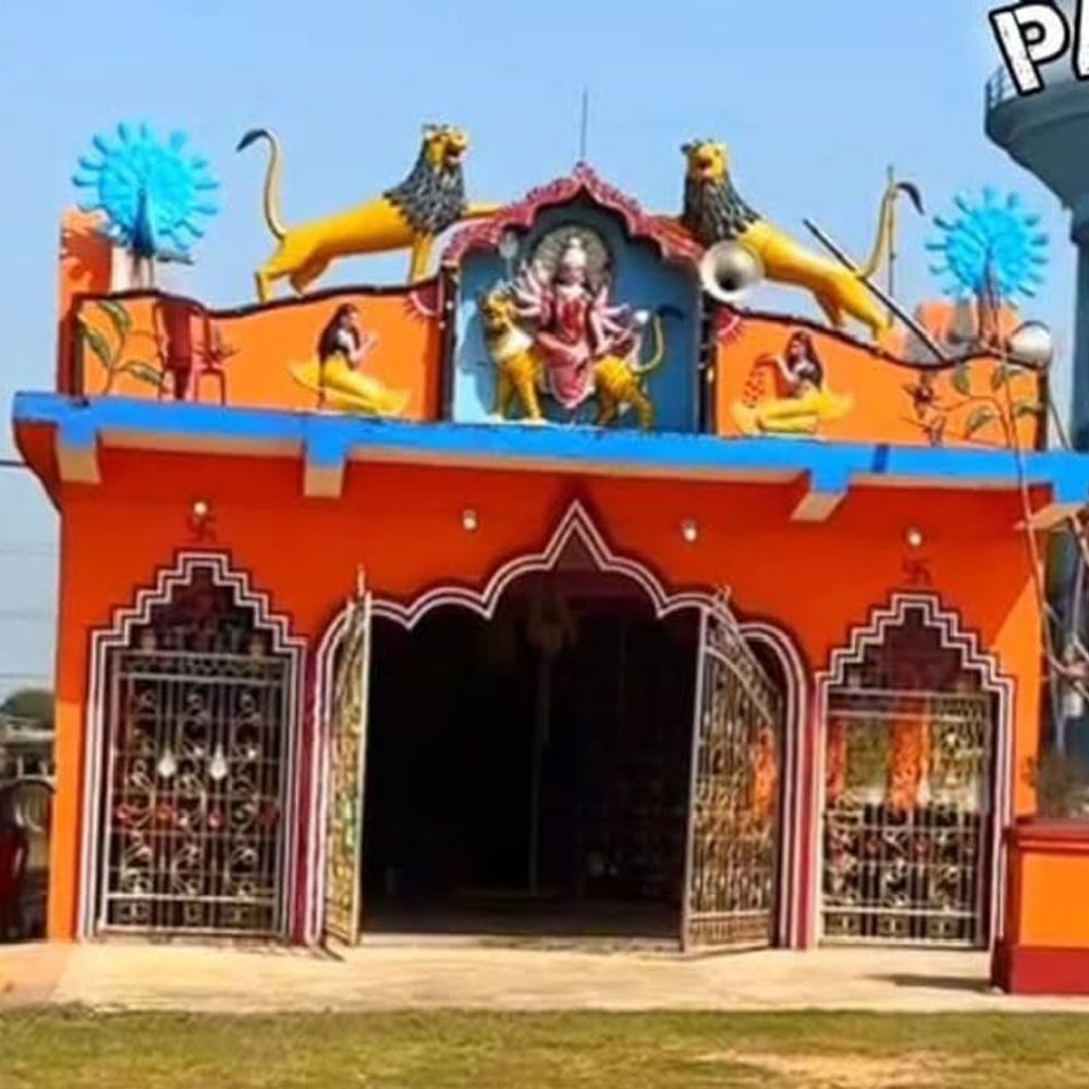 बांस के विशाल छाते के नीचे कभी शुरू हुई थी पूजा, आज भव्य मंदिर में विराजती हैं मां दुर्गा