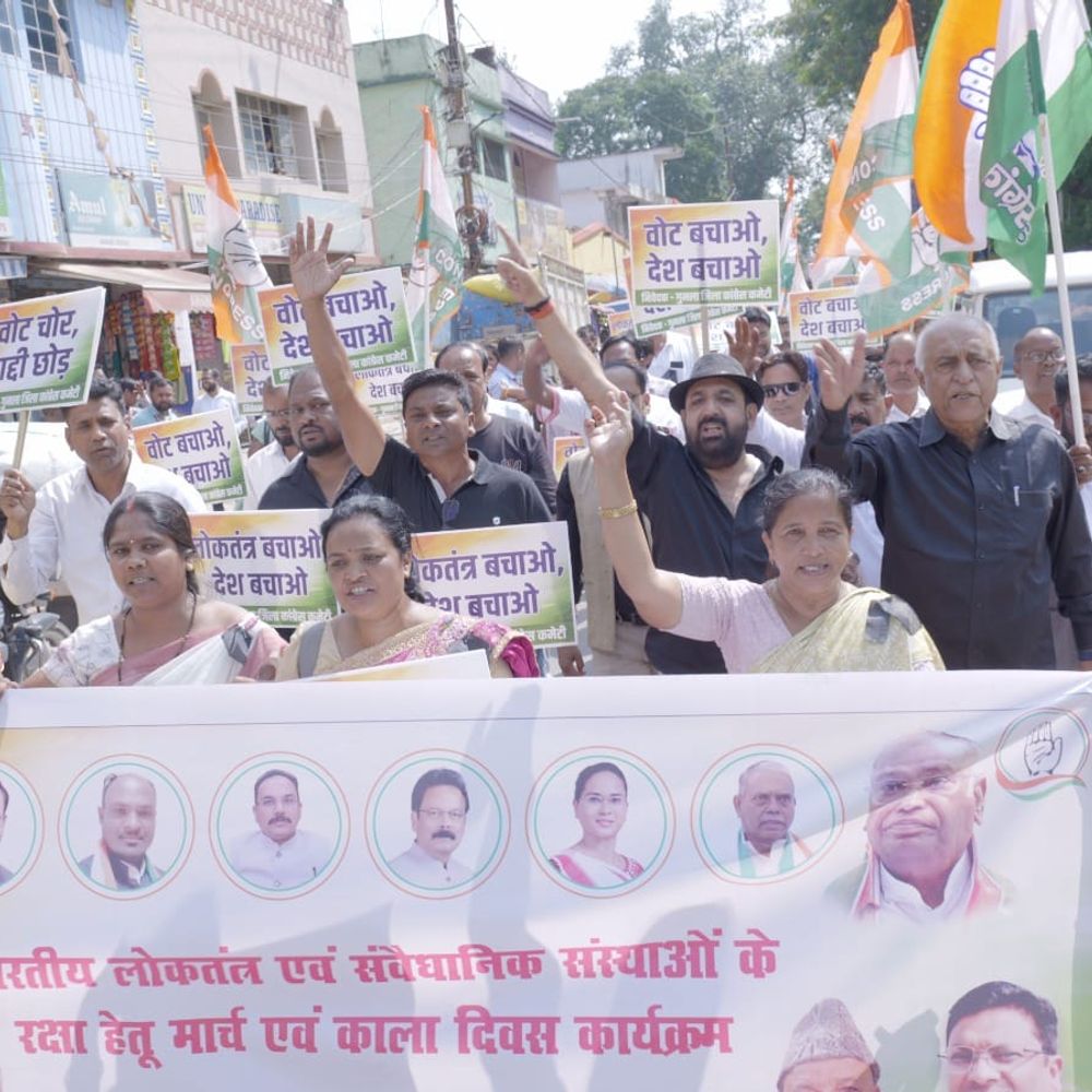 कांग्रेस ने निकाला लोकतंत्र बचाओ मार्च काली पट्टी व टी-शर्ट में शामिल हुए नेता