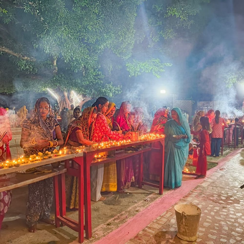 दीप जलाने के लिए मंदिरों में उमड़ी महिलाओं की भीड़, परिवार की सुख-समृद्धि की कामना की गई