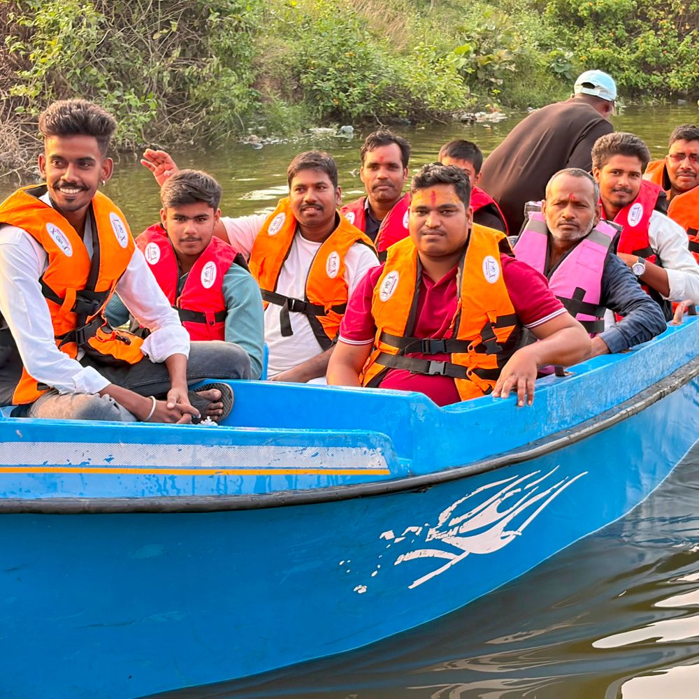 दूधिया रोशनी से जगमगाई लेंबोईया पहाड़ी मां दक्षिणेश्वरी के दरबार में उमड़ रहे श्रद्धालु