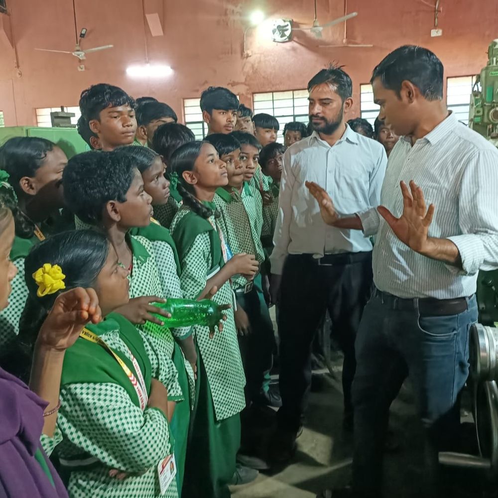बैगलेस डे में बच्चों ने जाना बॉक्साइट और आईटीआई ट्रेड का महत्व