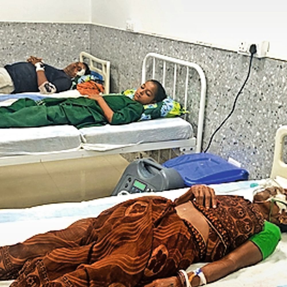 ई-रिक्शा ने बाइक में टक्कर मारी महिला सहित 3 लोग घायल हुए