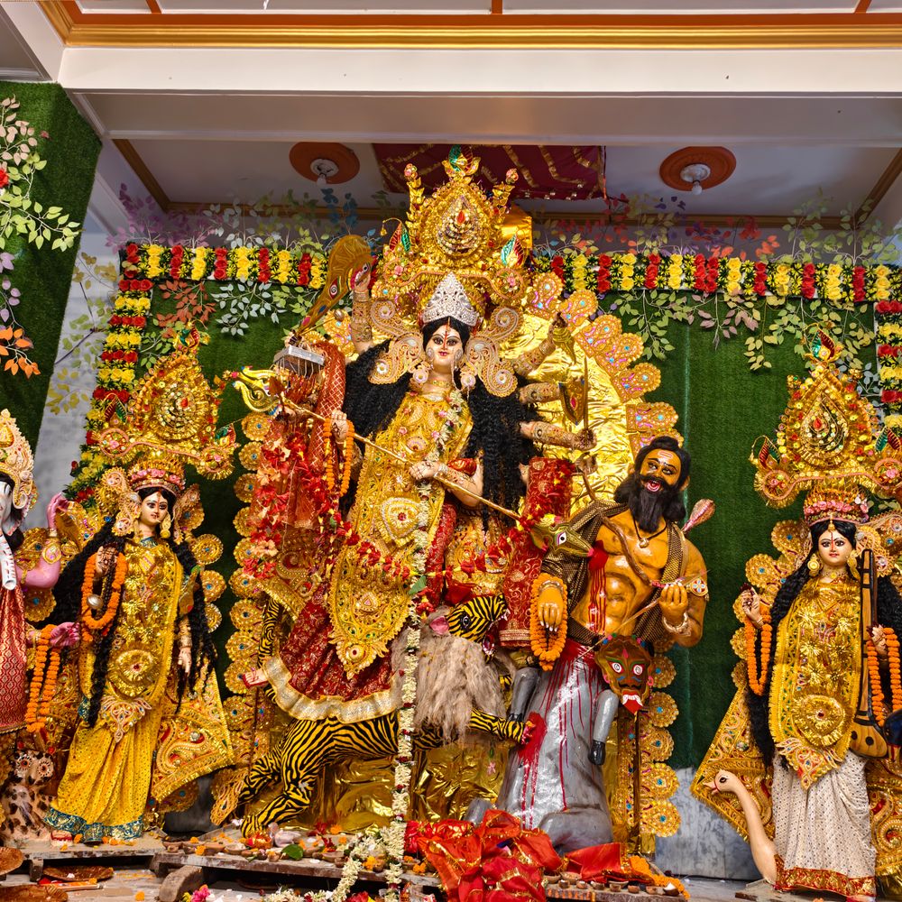 सिकंदरा के तीनों दुर्गा मंदिरों में खोइंछा भरने के लिए उमड़ी महिलाओं की भीड़