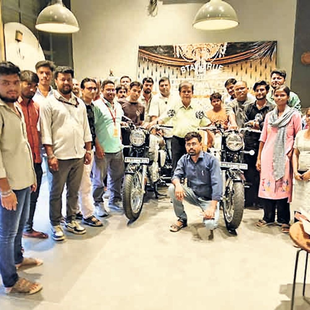 सगुण ऑटो सेल्स में ग्राहकों की उमड़ी भीड़, बुकिंग में भी उत्साह