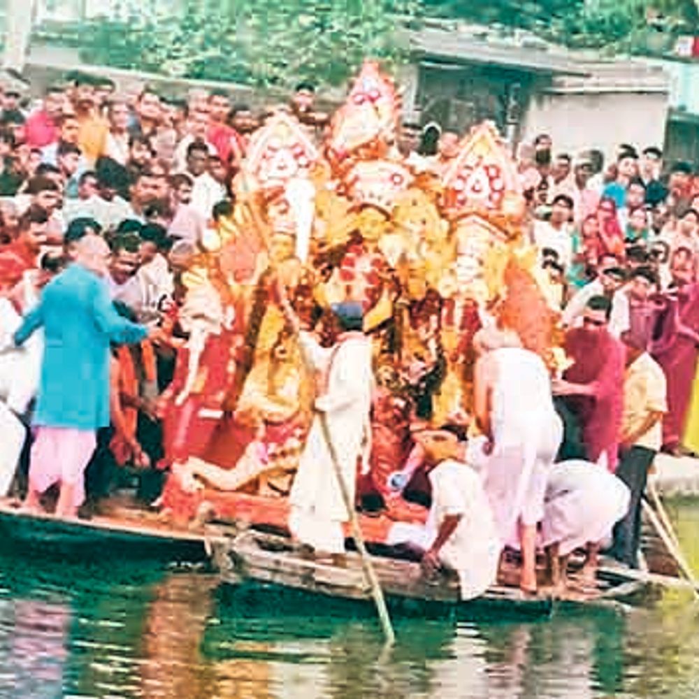 नम आंखों से मां दुर्गा को दी विदाई, अगले साल फिर आने के लिए की गई प्रार्थना