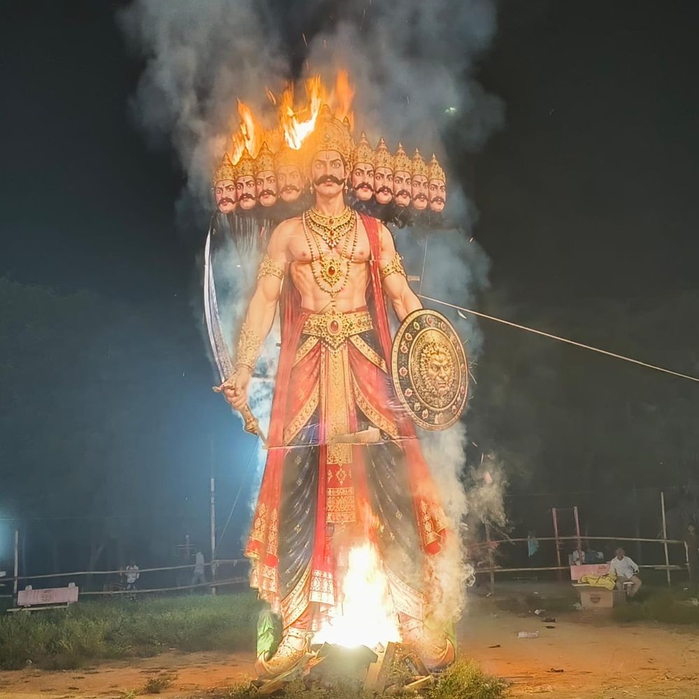 ओबरा: तीन मिनट में जलकर राख हुआ 30 फीट का रावण