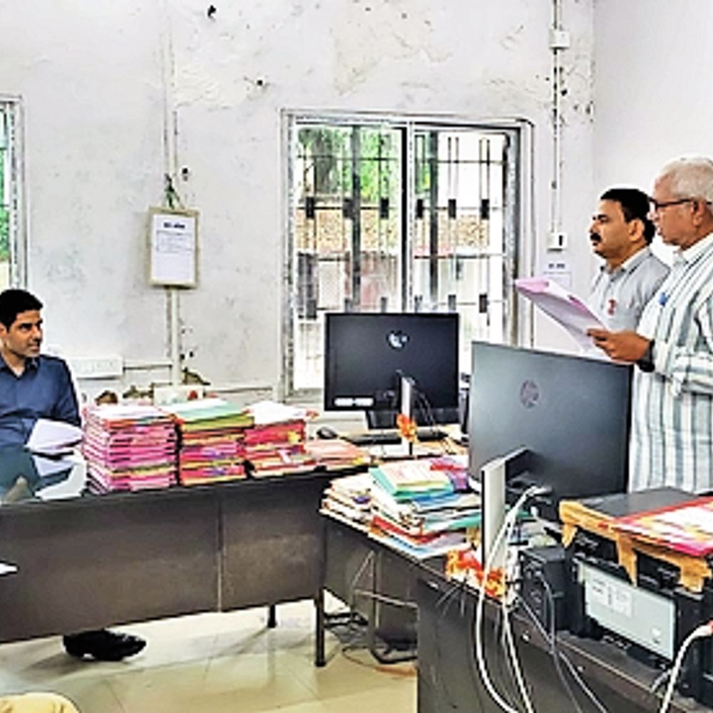 डीएम ने जिला भू-अर्जन कार्यालय का निरीक्षण किया