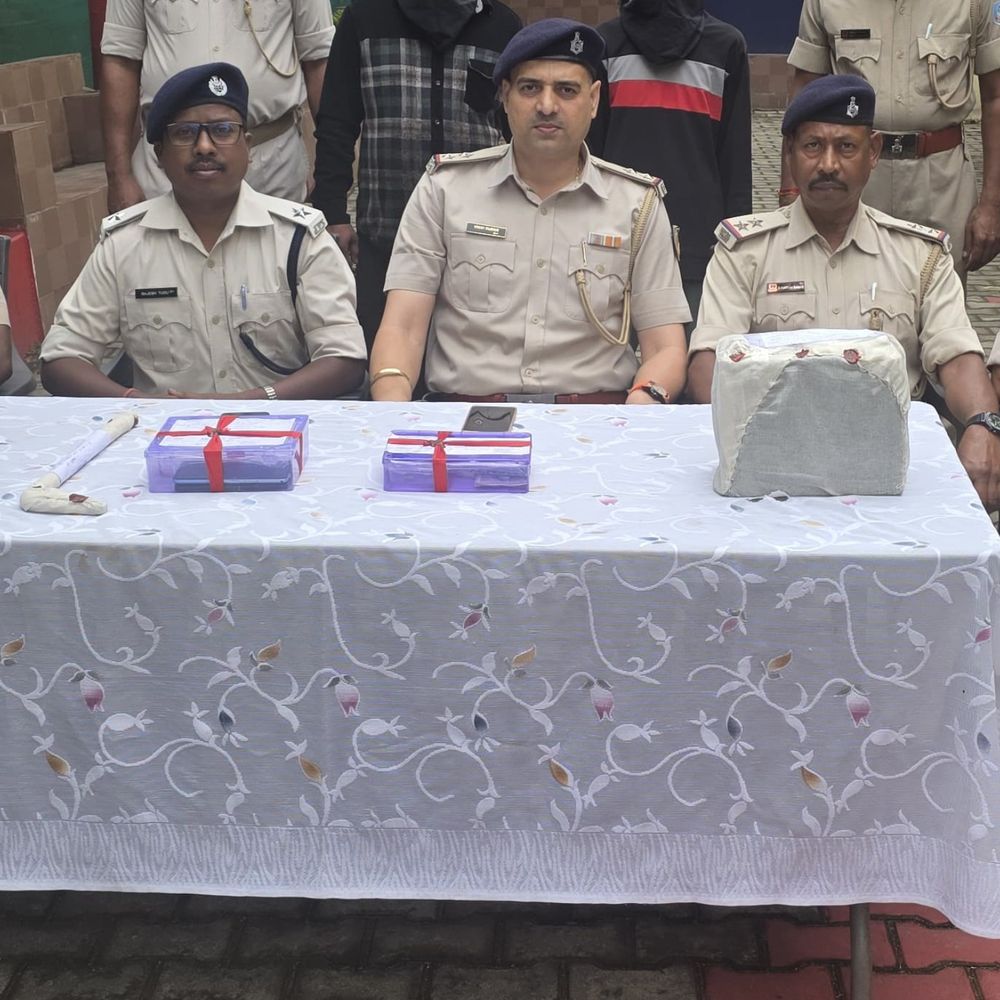 आधी रात को पुलिस को देख भागने लगे दो संदिग्ध तलाशी में बैटरी, मोबाइल और चोरी के औजार बरामद