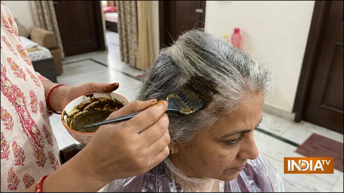 लाल होने के डर से नहीं लगाते बालों में मेहंदी, इस तरह इस्तेमाल करेंगे तो सारे सफेद बाल जड़ से काले हो जाएंगे, नेचुरल ब्लैक कलर आएगा