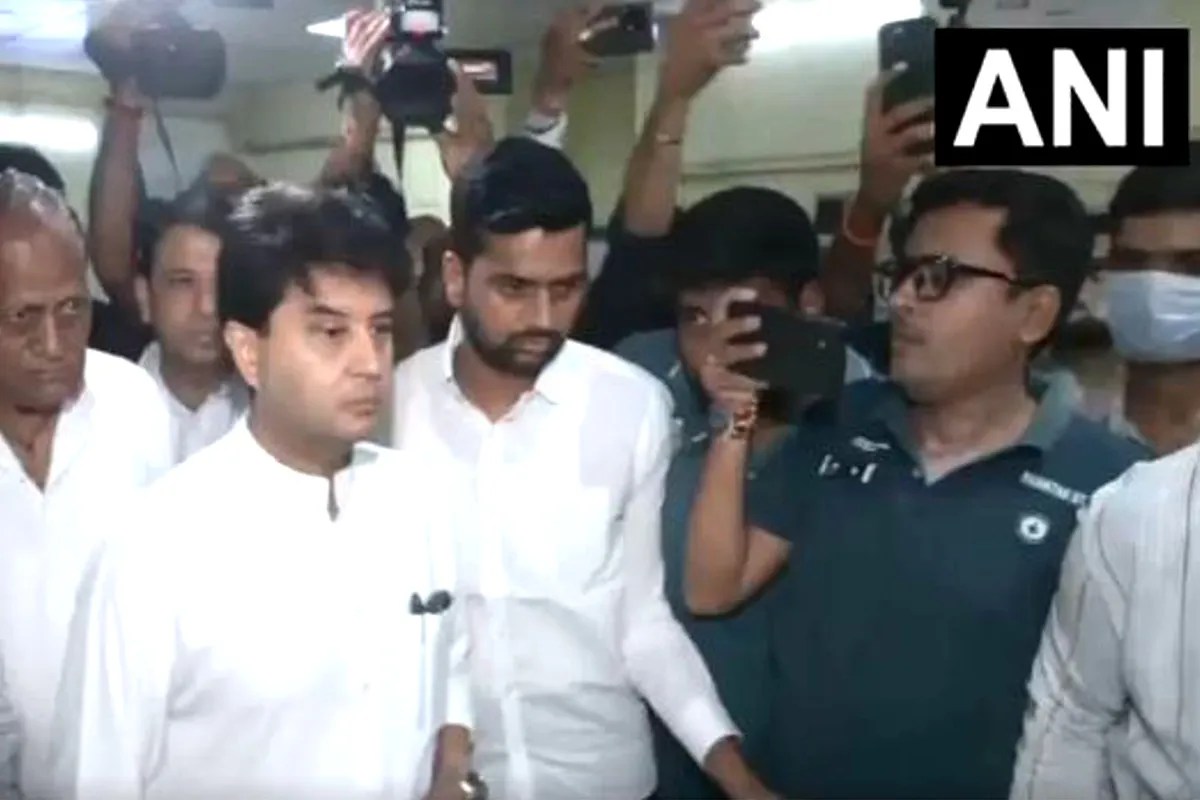 ग्वालियर हादसे के घायलों से मिलने अस्पताल पहुंचे केंद्रीय मंत्री सिंधिया, डॉक्टरों को दिए जरूरी निर्देश
