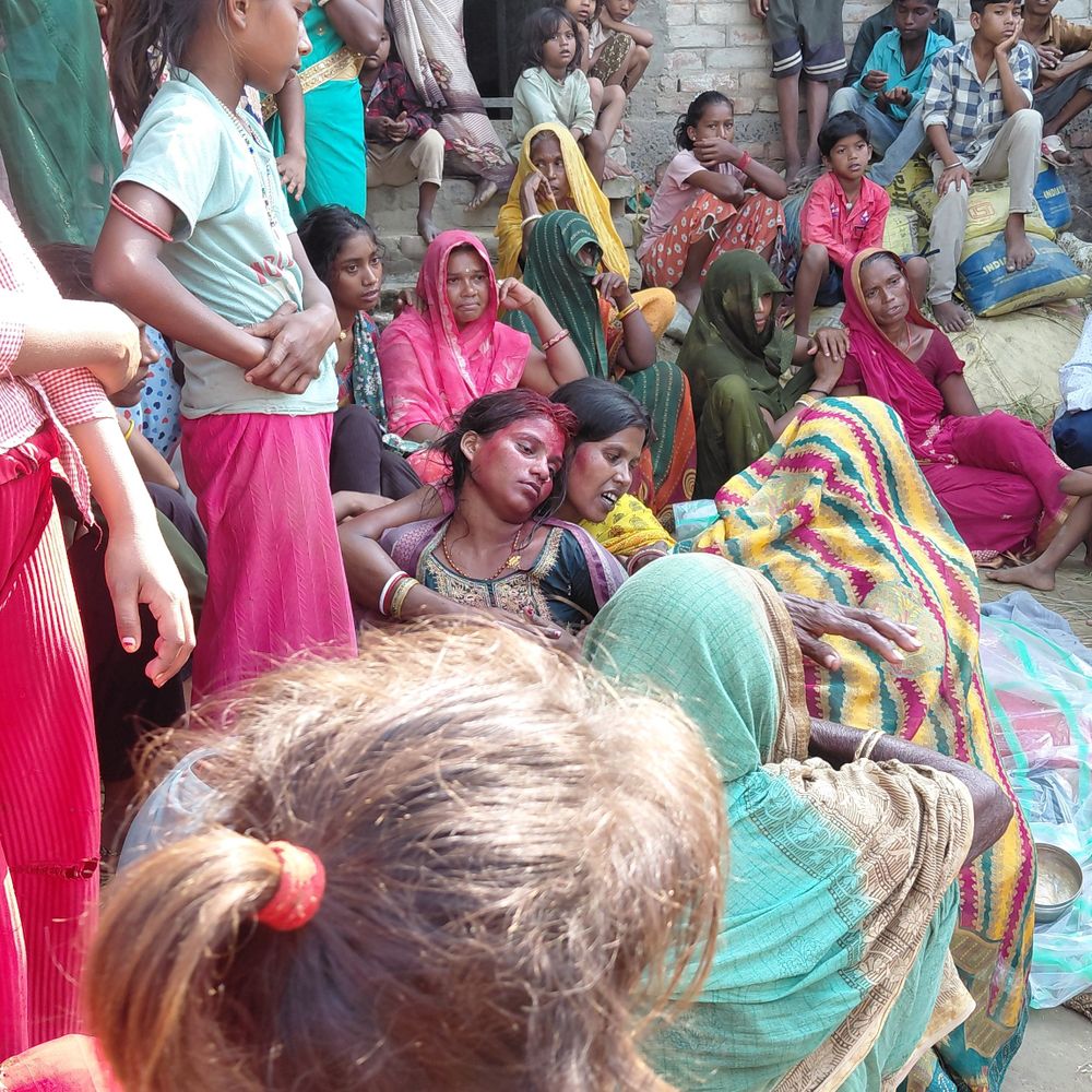 सीतामढ़ी में पेड़ से लटका मिला युवक का शव:गांव की युवती से था प्रेम प्रसंग; एक महीने पहले की थी शादी, पत्नी बोली- हत्या कर लटकाया