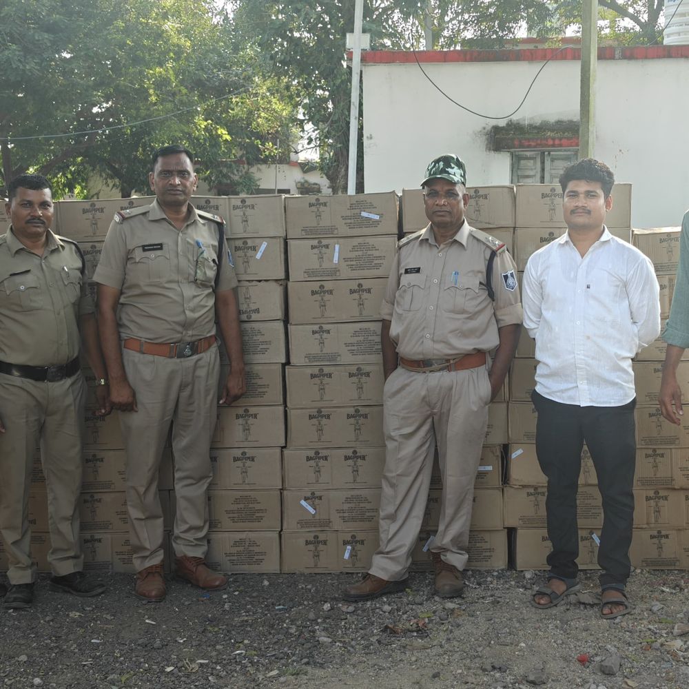 आलीराजपुर से गुजरात जा रही थी 487 पेटी अवैध शराब:उदयगढ़ में पुलिस ने पकड़ी; ड्राइवर भागा, ट्रक समेत 54.97 लाख का माल जब्त