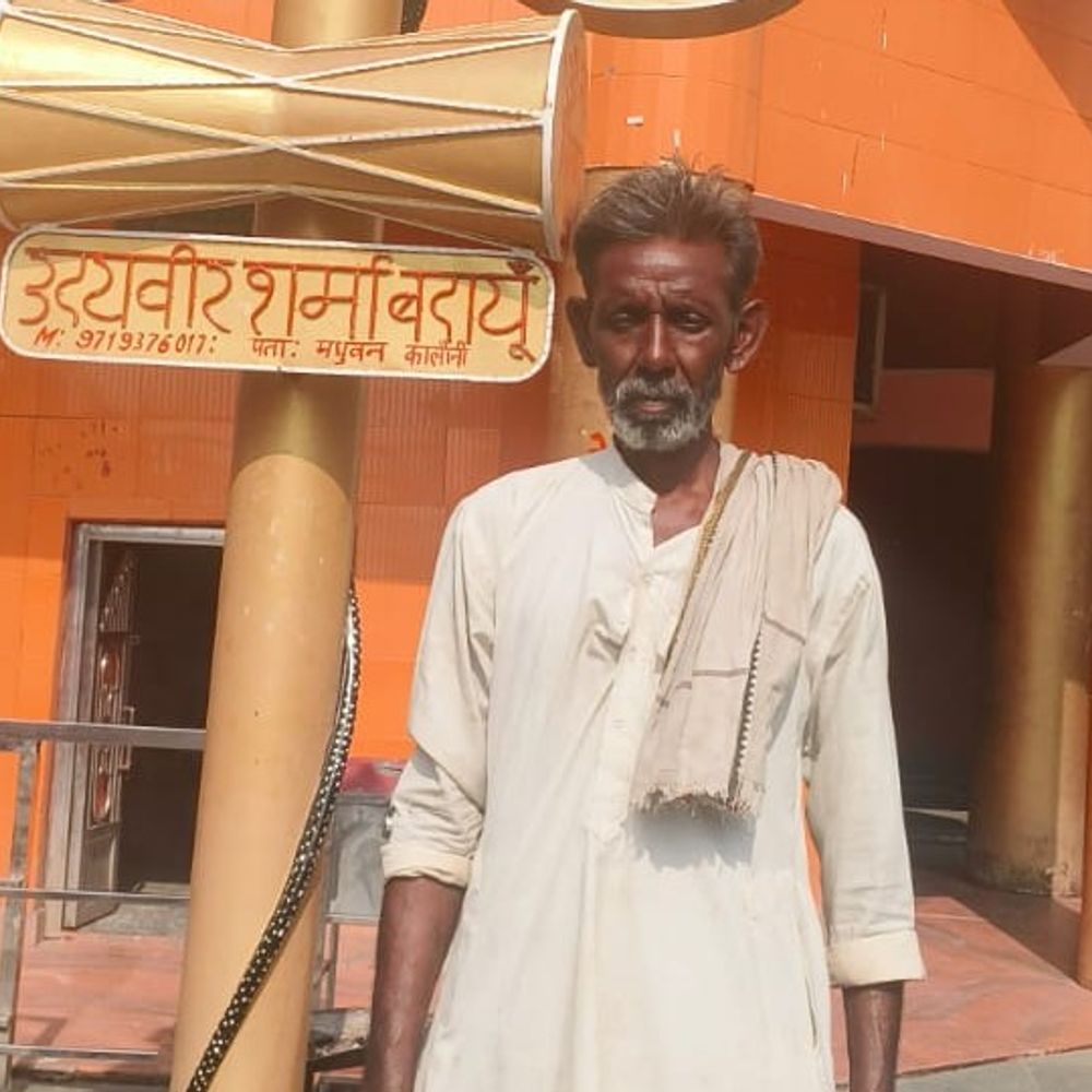 बदायूं में बंदर के कूदने से दीवार गिरी:मलबे में दबकर 58 साल के बुजुर्ग राजपाल की जान गई