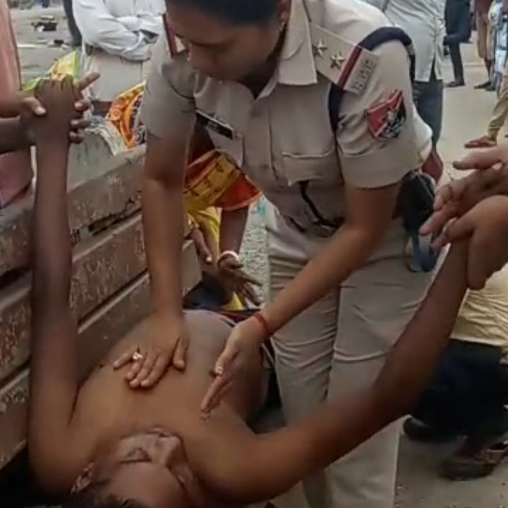 कटिहार-RPF महिला SI की फुर्ती से बची यात्री की जान:हार्ट अटैक के बाद दिया CPR, चितपुर एक्सप्रेस में अचानक बिगड़ी थी तबीयत