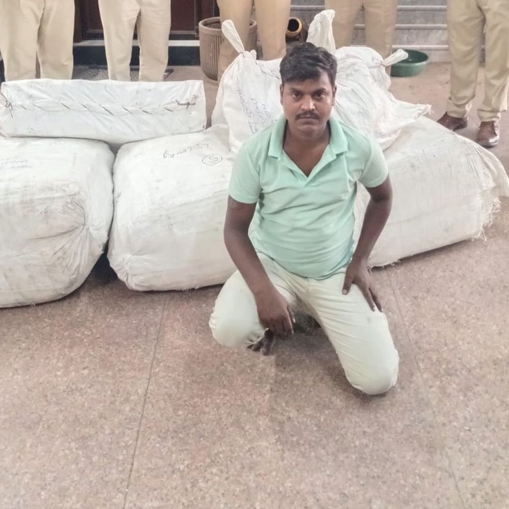 चलती ट्रेन में SLR काटकर पार्सल चुराते थे, 3 गिरफ्तार:वाराणसी के गोदाम से 5.60 लाख के कपड़े और 1.50 लाख की ज्वेलरी बरामद