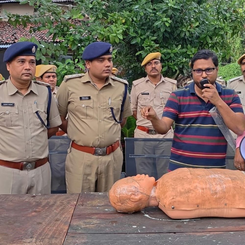 कटिहार में दुर्गा पूजा से पहले पुलिसकर्मियों को CPR ट्रेनिंग:श्रद्धालुओं की जान बचाने और आपात स्थिति से निपटने के लिए पहल