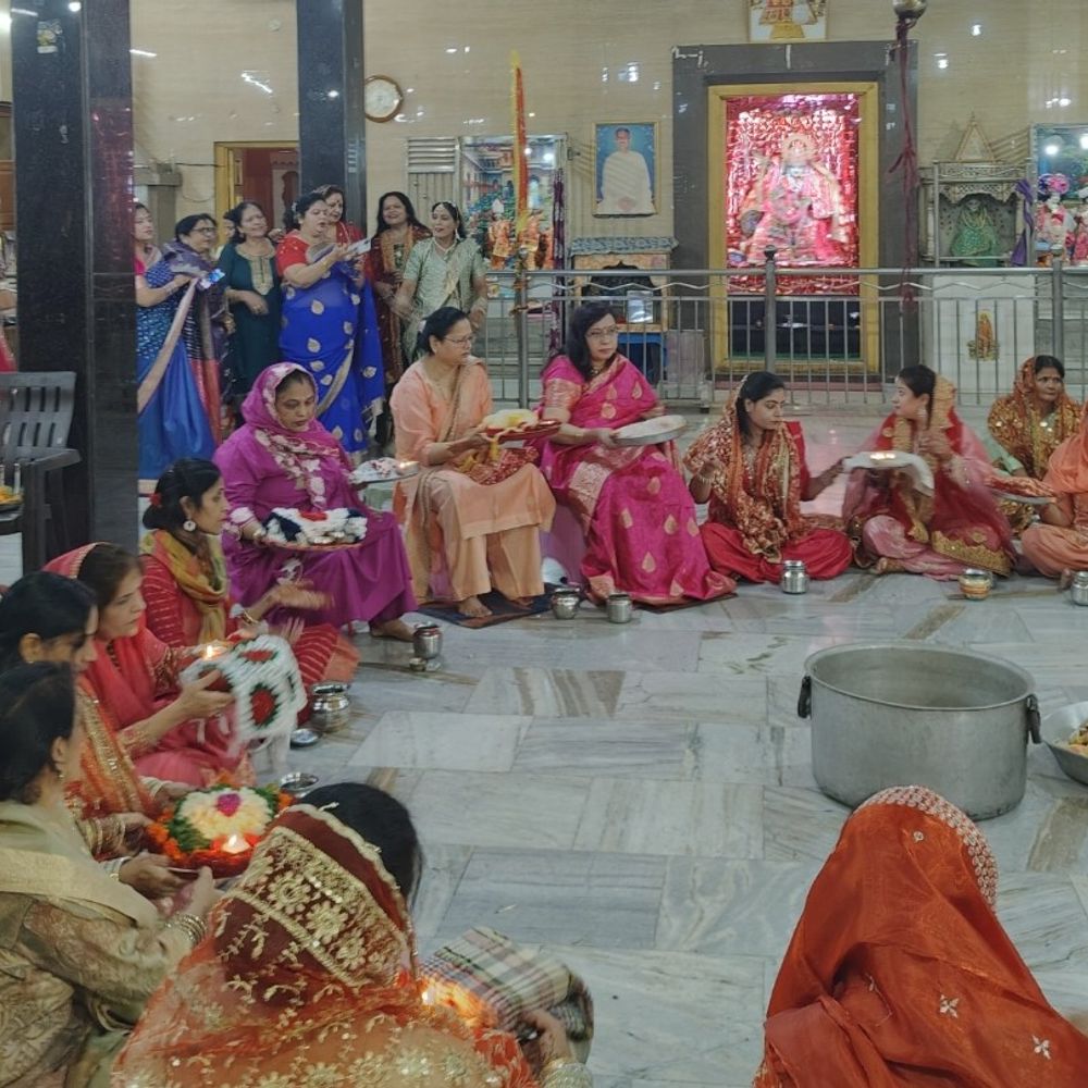 बादलों के कारण हाथरस में चांद नहीं दिखा:महिलाओं ने रिश्तेदारों से वीडियो कॉल पर चांद देखकर करवा चौथ का व्रत खोला