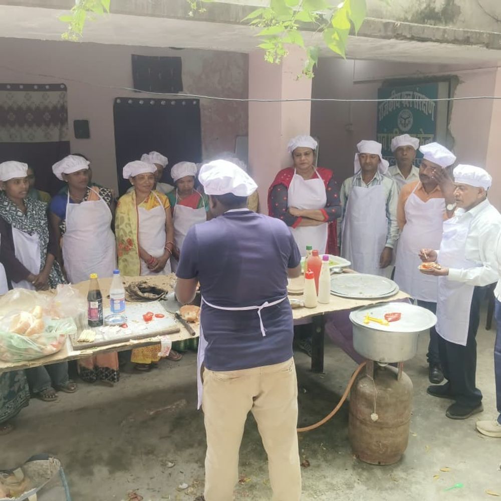 सुल्तानपुर में युवाओं को कुकरी प्रशिक्षण:व्यावहारिक कौशल देकर आत्मनिर्भर बनाने पर जोर