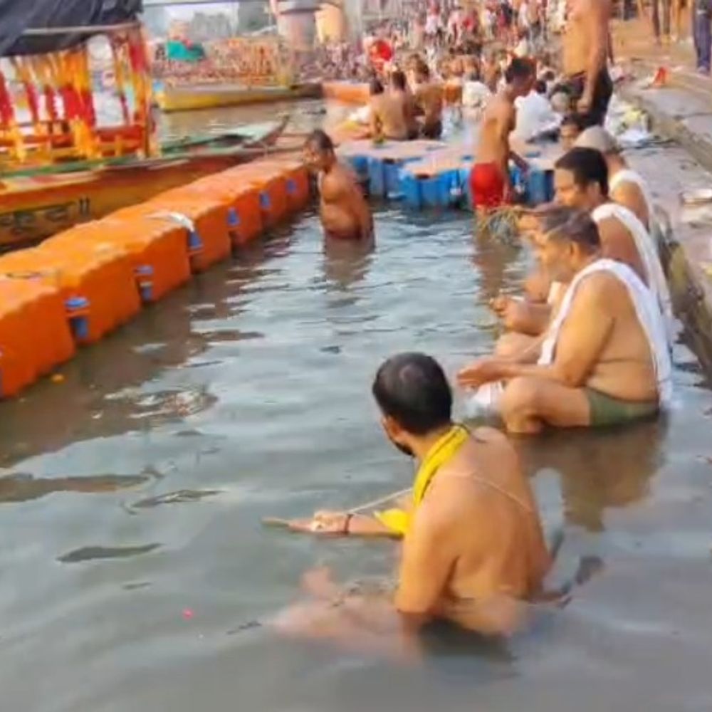 पितृ अमावस्या पर चित्रकूट में लाखों श्रद्धालु पहुंचे:मंदाकिनी में स्नान कर की पंचकोसी परिक्रमा, भरत घाट से कामदगिरि तक सुरक्षा के कड़े इंतजाम