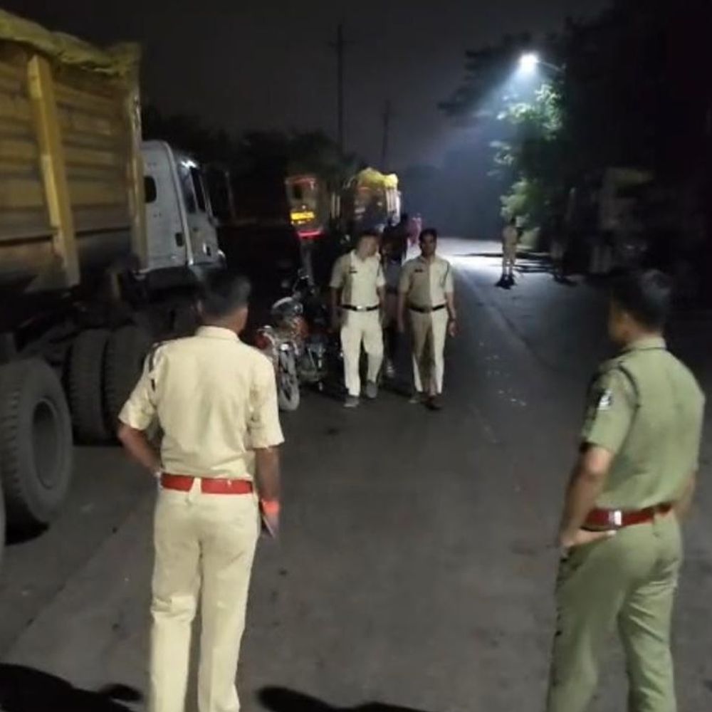 सड़क पर खड़े 7 ट्रेलर जब्त, 7 आरोपी गिरफ्तार:त्योहार सीजन में यातायात बाधित करने वालों पर एक्शन, BNS 285 में कार्रवाई