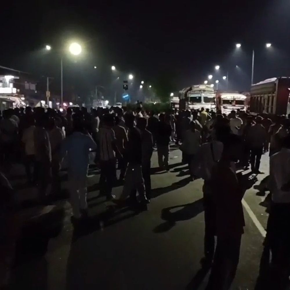 बरवाअड्डा NH-19 पर कार की टक्कर से महिला की मौत:आक्रोशित ग्रामीणों ने 4 घंटे हाईवे जाम किया, कार चालक समेत तीन को पुलिस को सौंपा