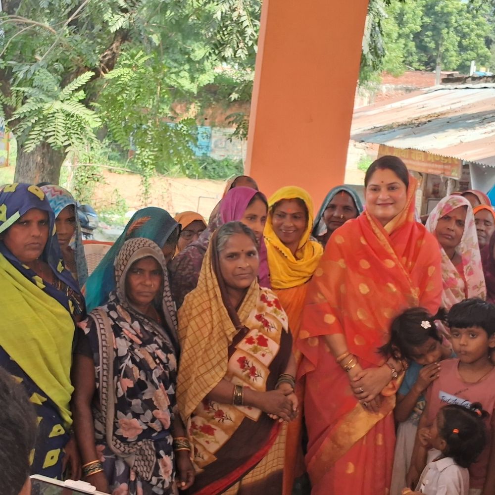 अमेठी में लोगों ने सुनी मन की बात:प्राचीन महावीरन धाम में जुटे ग्रामीण, टेलीविजन के माध्यम से सुना सीधा संवाद