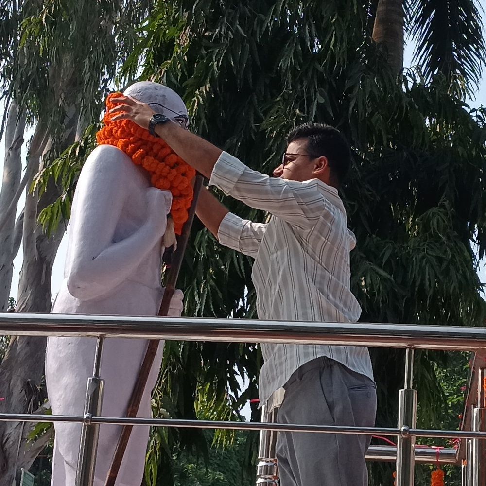 मधुबनी में गांधी जयंती पर बापू की प्रतिमा पर माल्यार्पण:राष्ट्रपिता के सत्य-अहिंसा के विचारों को याद कर उनके आदर्शों को अपनाने का संकल्प
