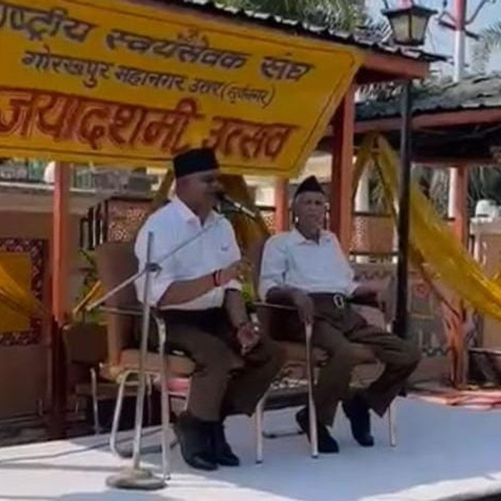 गोरखपुर में संघ का पथ संचलन:विजयादशमी पर हुआ शस्त्र पूजन, पूर्ण गणवेश में जुटे सैकड़ों स्वयंसेवक