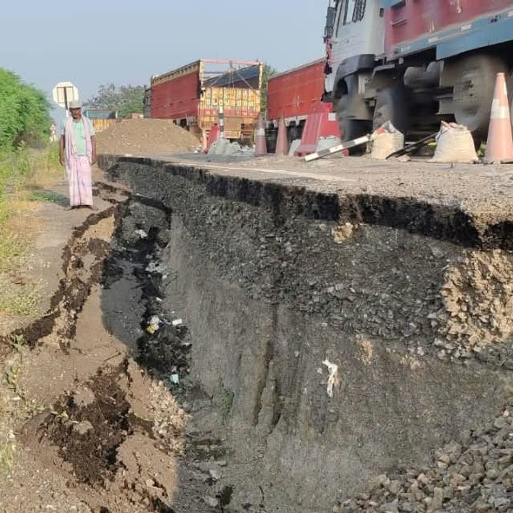 खगड़िया में हाइवे पर 5 फीट धंसी सड़क:पसराहा से महेशखूंट तक कई किमी लंबा जाम; 200 मीटर दूर दूसरा हिस्सा भी धंसने लगा
