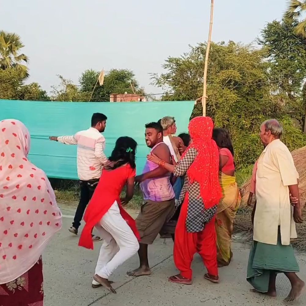शराब कारोबारी के घर छापेमारी के बाद पड़ोसी से मारपीट:एक का सिर फूटा, पत्नी-भाई समेत परिवार के कई लोग घायल, सीतामढ़ी पुलिस वीडियो की जांच में जुटी