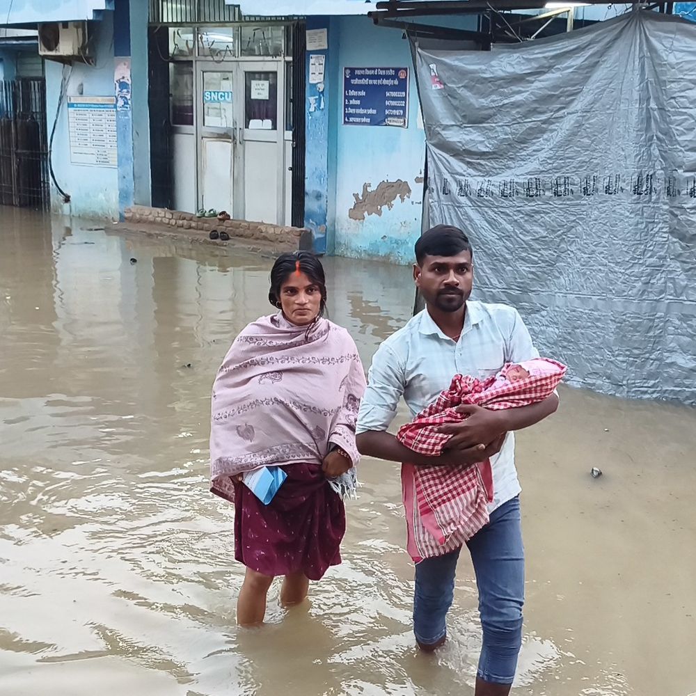 सदर अस्पताल के SNCU, MCH वार्ड के बाहर जलजमाव:नाला का पानी जमा होने से समस्या, बदबू से मरीज परेशान