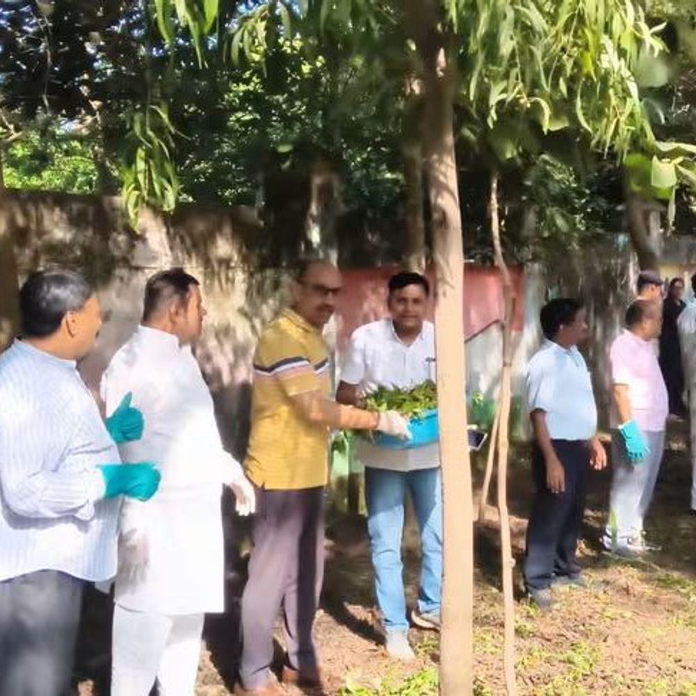 अशोकनगर में कलेक्टर ने दिलाई स्वच्छता-नशामुक्ति की शपथ:गांधी जयंती पर कलेक्ट्रेट वाटिका में श्रमदान कर चलाया सफाई अभियान