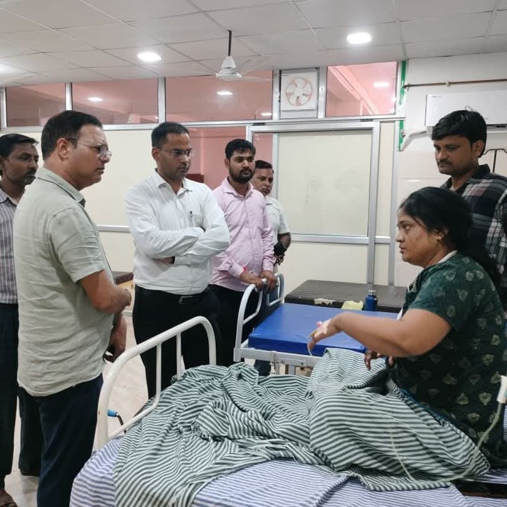 डंपर और स्कूल बस की भिड़ंत, शिक्षिका की मौत:कानपुर में 2 शिक्षक घायल; एसडीएम ने घर पहुंचकर परिजनों को मदद का भरोसा दिया