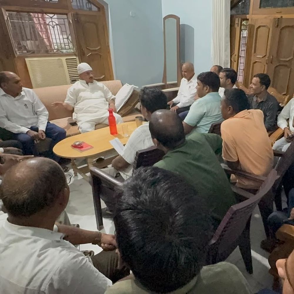 नवादा में RJD की शिक्षकों संग बैठक:प्रत्याशी दिलीप कुमार के समर्थन की अपील, टीचर्स ने नेताओं के सामने रखी समस्याएं