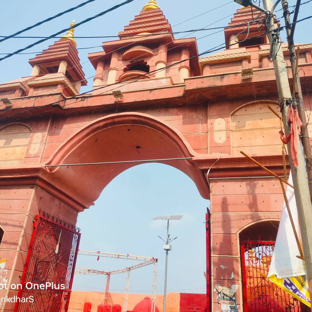 मुरादाबाद काली माता मंदिर पंडाल वैष्णो देवी थीम पर सजेगा:2000 नारियल और विदेशी फूलों से होगी सजावट, 40 कारीगर दिन-रात जुटे