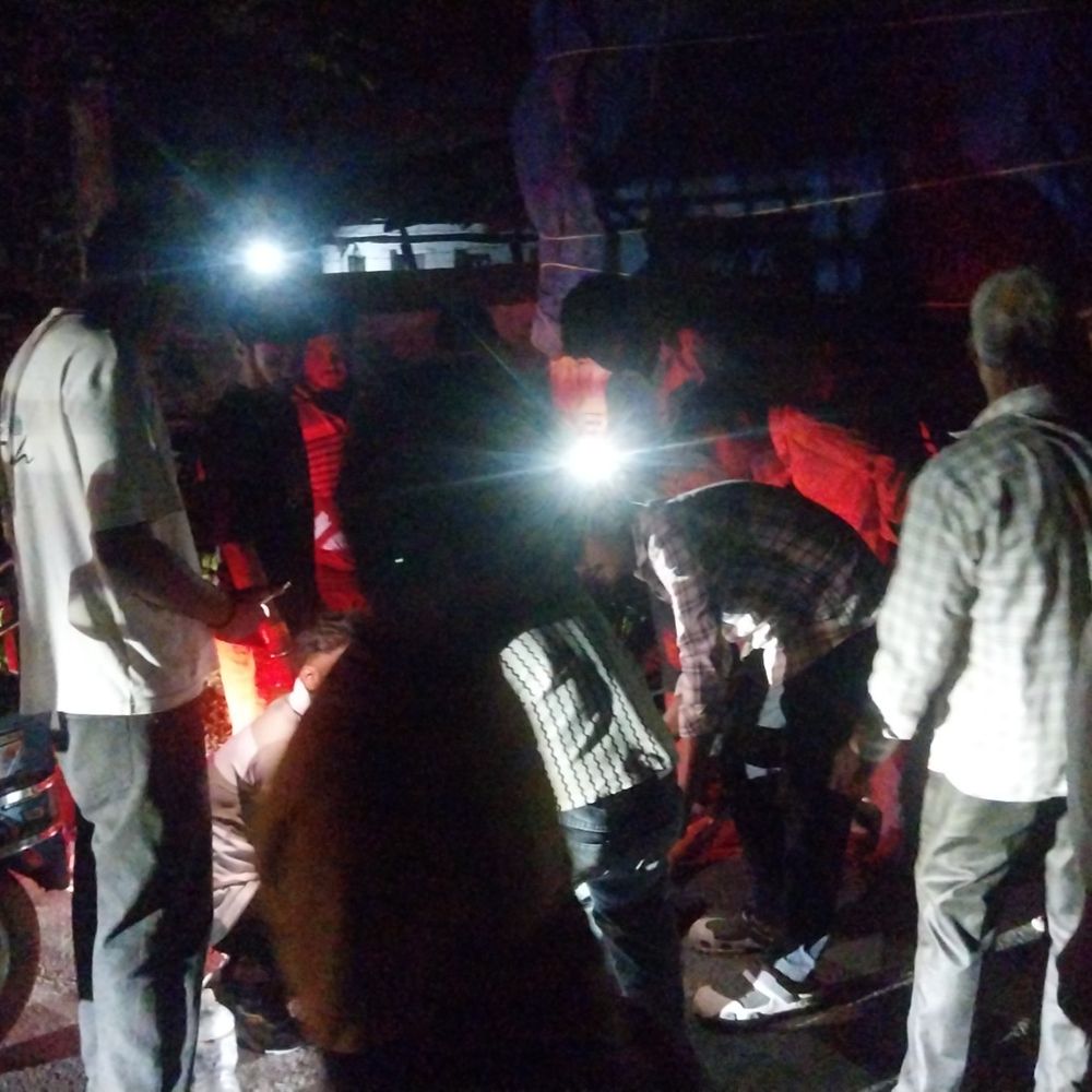 अररिया में अवैध रूप से खड़े ट्रक से टकराए बुजुर्ग:आरएस मार्ग-आश्रम मार्ग पर वृद्ध समेत 3 घायल, कार्रवाई नहीं होने से लोग परेशान