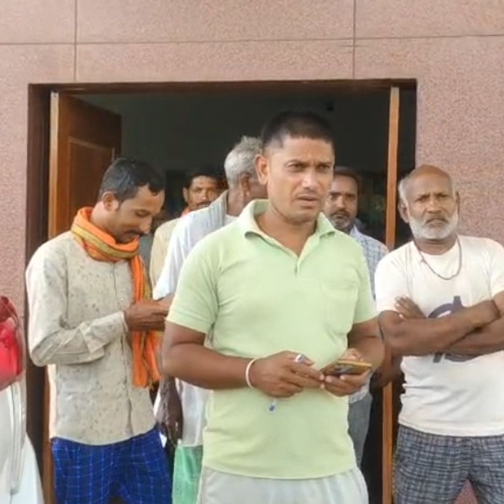 15 दिन से बिजली बंद, सूखने लगी धान की फसल:बेमेतरा में खेतों में पड़ी दरारें; बेमेतरा कलेक्टर से ट्रांसफॉर्मर बदलने की मांग