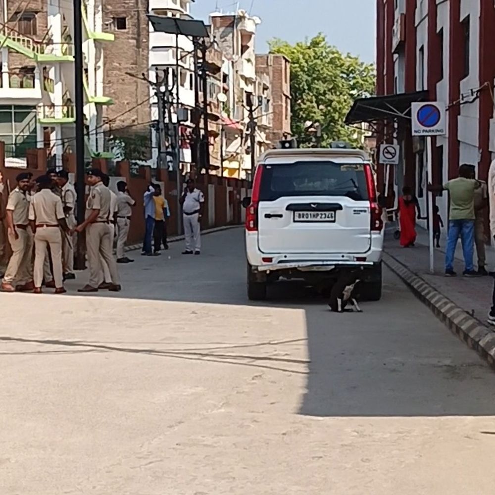 बेतिया में पुलिस हिरासत में मौत पर 6 पुलिसकर्मी सस्पेंड:थानाध्यक्ष भी निलंबित, पुलिस का दावा- चलती गाड़ी से कूदे थे दिलशाद, परिजन बोले- मारपीट हुई