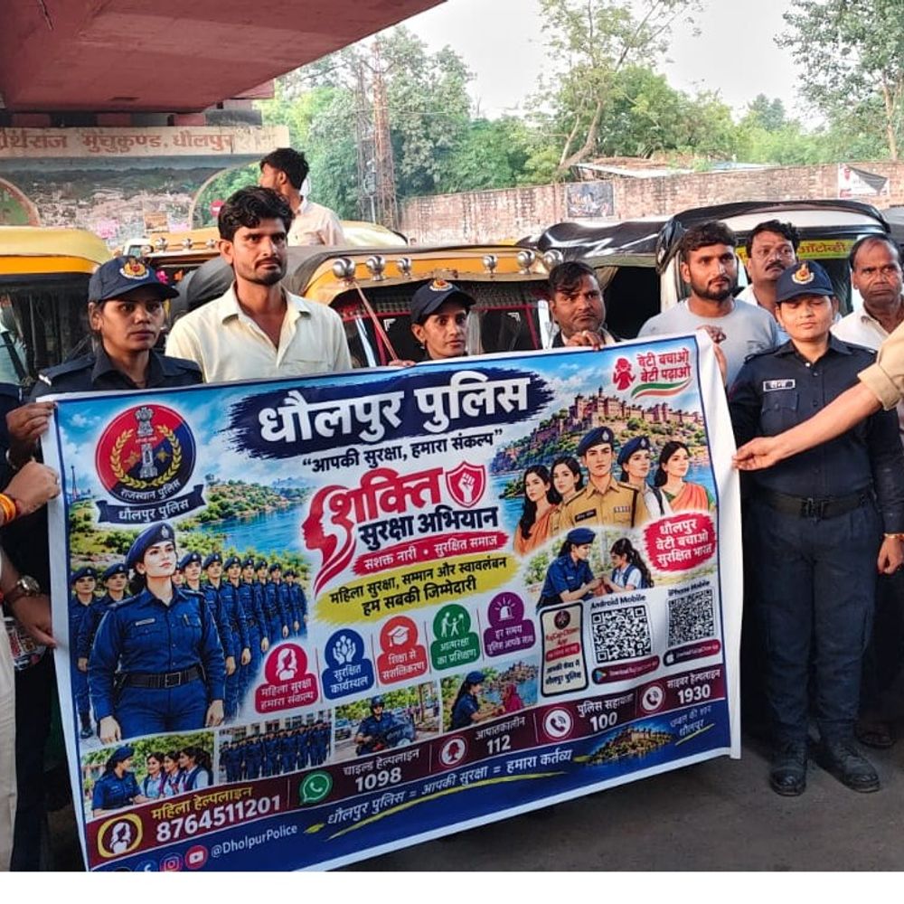 कालिका महिला पेट्रोलिंग यूनिट ने चलाया जागरूकता अभियान:गुलाब बाग चौराहे पर टेम्पो-वाहनों पर पंपलेट लगाकर किया जागरूक