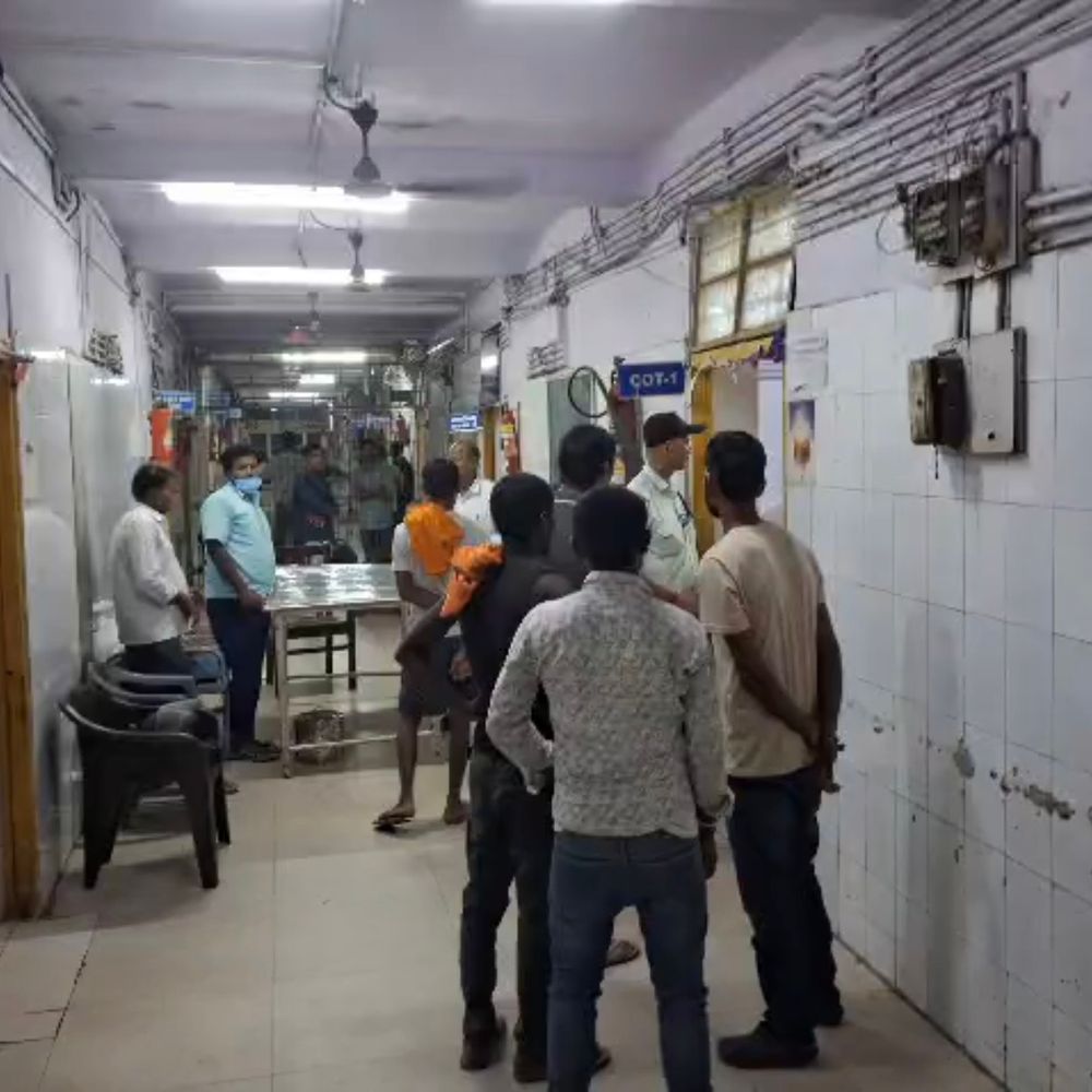 भागलपुर में संदिग्ध बोतल फटने से दो बच्चे घायल:खेलते समय हुआ जोरदार धमाका, एक बच्ची के हाथ में गंभीर चोट; जांच में जुटी एफएसएल
