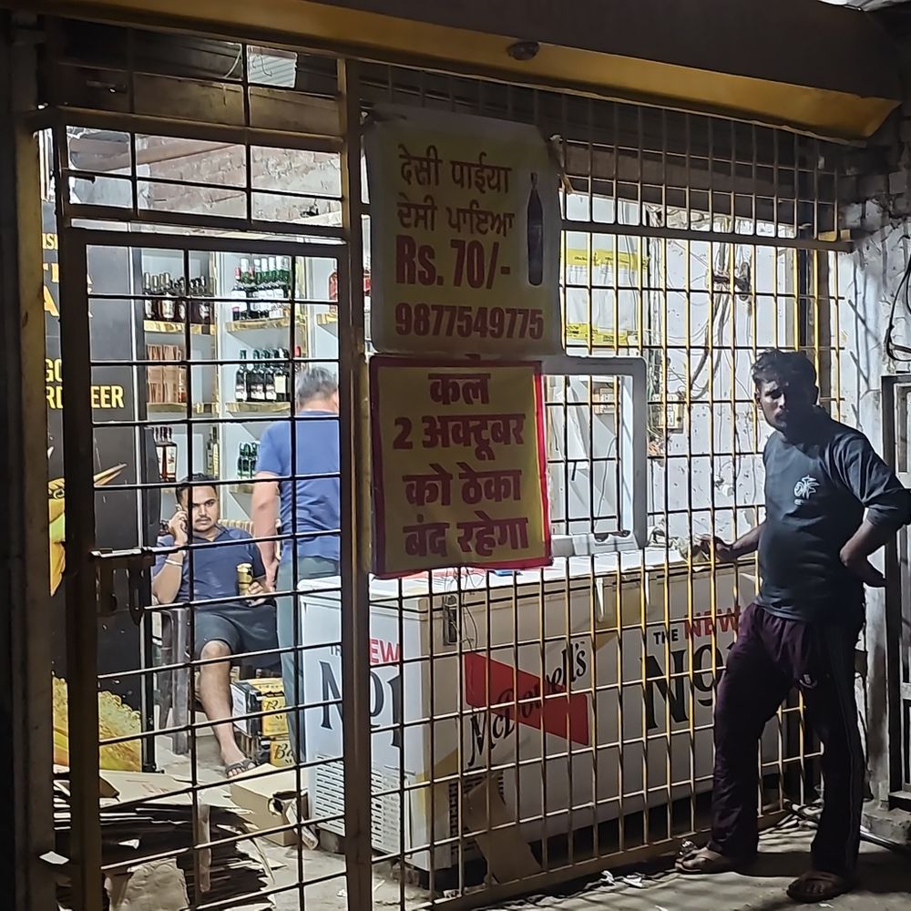 गांधी जयंती पर डेराबस्सी-जीरकपुर में बिकती रही शराब:दिन में चोरी से बेची, रात में शटर उठाकर; एक्साइज इंस्पेक्टर बोले- होगी कार्रवाई