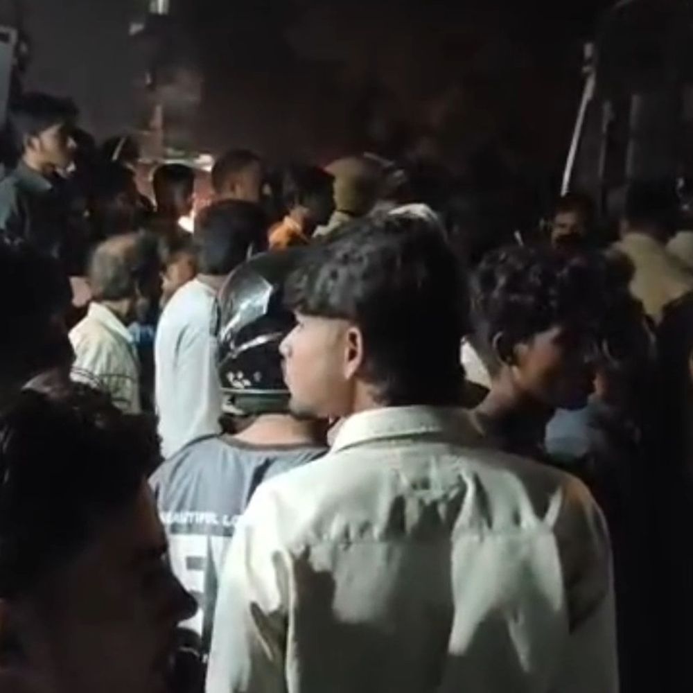 संचेडी में तेज रफ्तार बस ने वृद्धा को रौंदा:मौके पर मौत, गुस्साए ग्रामीणों ने बस में तोड़फोड़ कर रास्ता रोका; चालक फरार