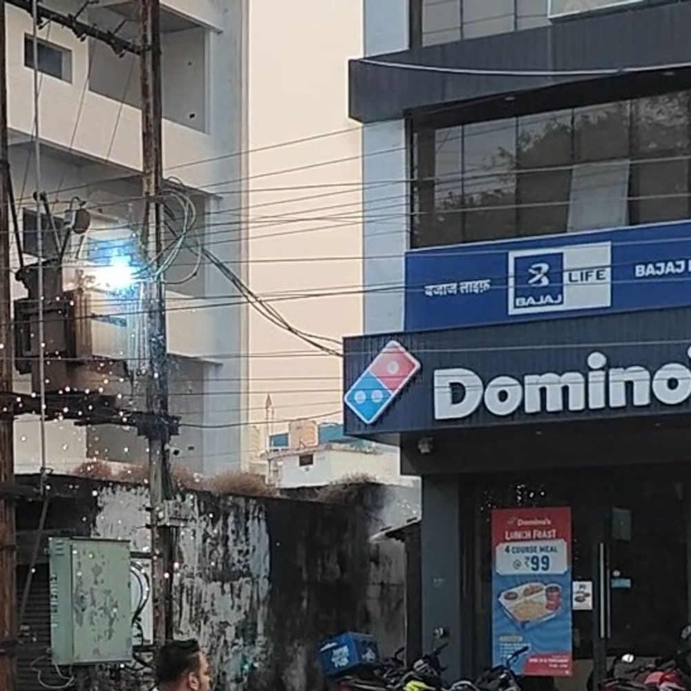 मंडला कोतवाली थाने के सामने ट्रांसफार्मर में आग:लपटें डोमिनोज आउटलेट तक पहुंचीं, बिजली सप्लाई बंद की