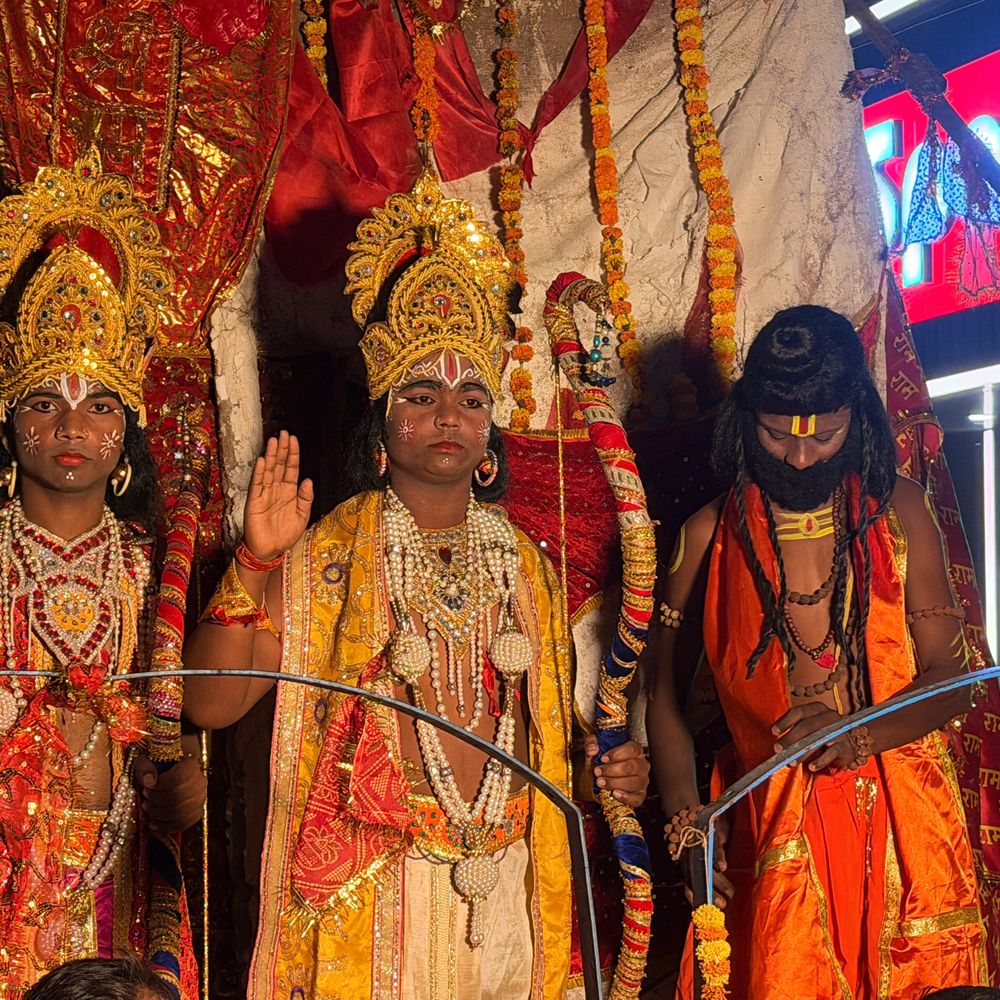 यमुना चौक पर राम-लक्ष्मण ने भरत-शत्रुघ्न को गले लगाया:बक्सर में जय श्रीराम के जयकारों से गूंजा चौक, लोगों ने छतों-बालकनी से की पुष्प वर्षा