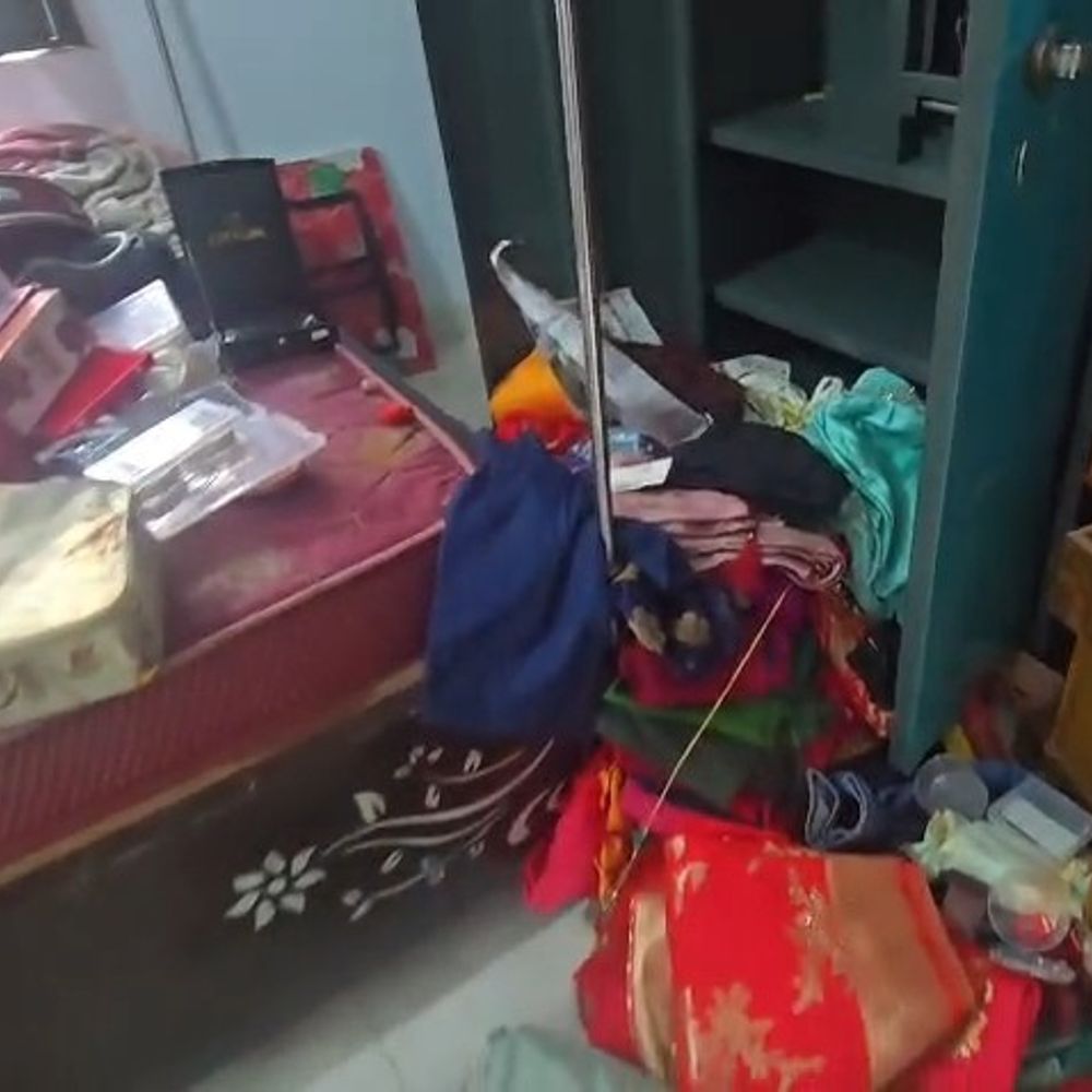 बगोदर में बंद घर का ताला तोड़कर चोरी:दो अलमारी खंगालकर जेवरात समेत सामान ले गए चोर, डेढ़ माह से गृहस्वामी मुंबई में रह रहे