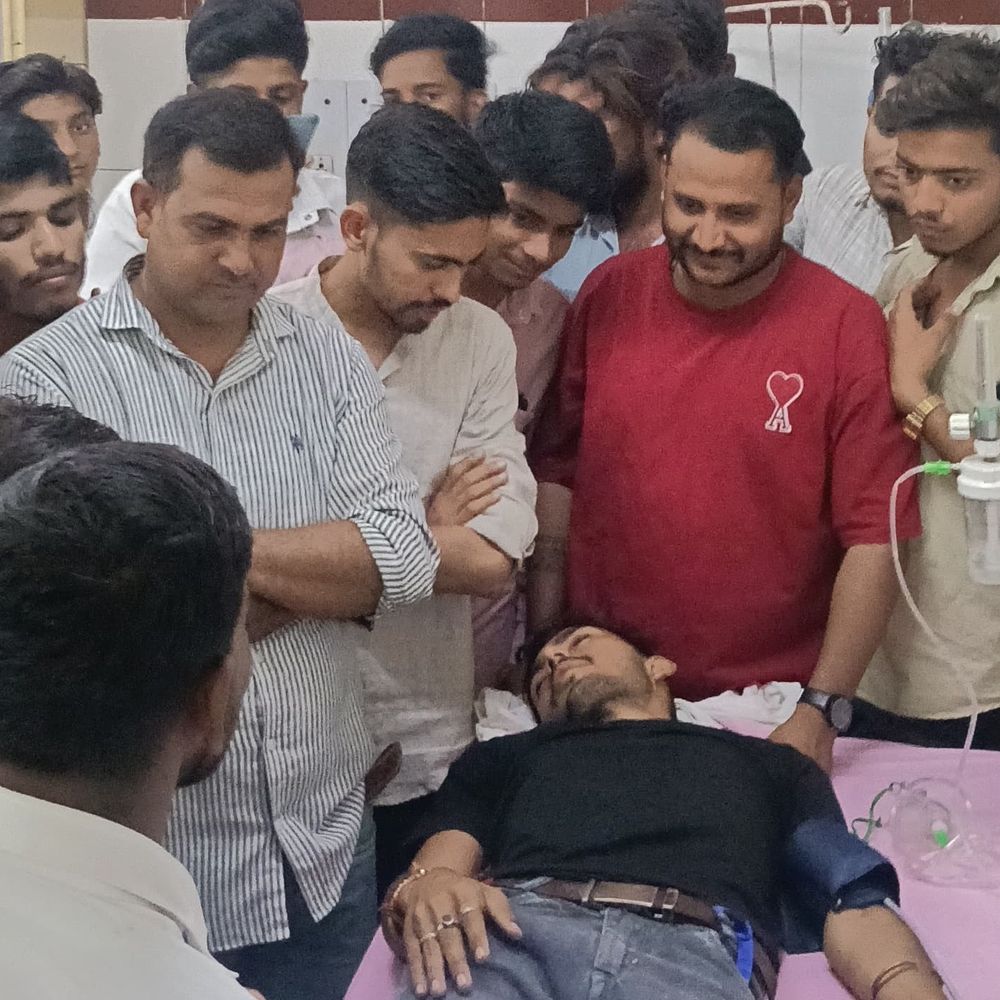श्योपुर में 30 घंटे बाद खत्म हुई भूख हड़ताल:कॉलेज प्रशासन ने मानी मांगें, जूस पिलाकर आंदोलन समाप्त कराया; छात्र नेता गौतम ICU में