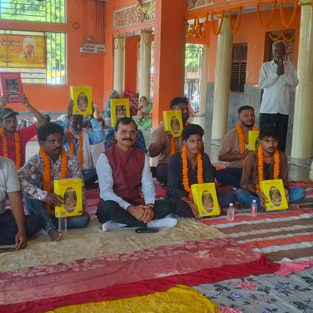देवरिया के देवरही मंदिर में अखंड रामायण:वाल्मीकि जयंती पर गूंजे भक्ति भजन, वितरित की गईं धार्मिक पुस्तकें