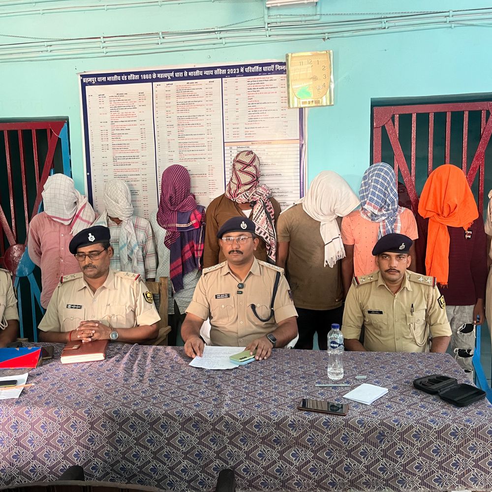 32 KG गांजा और 113 KG सिक्के बरामद:बक्सर में 7 गिरफ्तार, पुलिस नेटवर्क खंगालने में जुटी